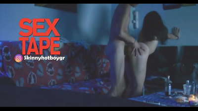 तिच्या प्रियकरासह गोंडस शाळकरी मुलगी